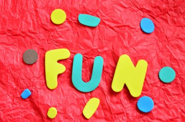 Renkli harflerden yapılmış renkli bir kelime