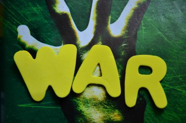 Sarı arkaplanda savaş metni