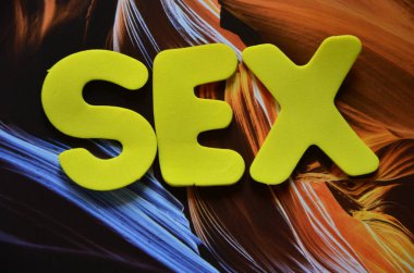 renkli bir arka plan üzerinde kelime seks