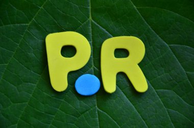 Soyut bir arkaplanda r sözcüğü