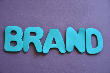 soyut arkaplanda markalı sözcük