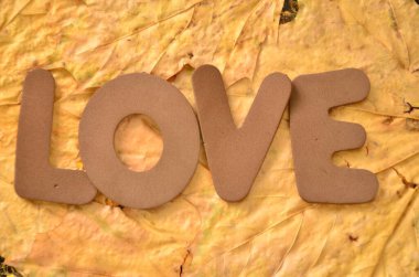 Soyut bir arkaplanda kelime aşkı