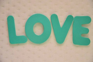 renkli arka plan üzerinde kelime aşk