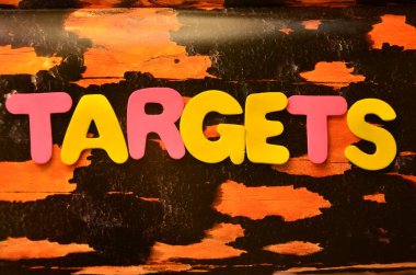 Kelime yazma hedefi. Hedefe ulaşmak için eylem için iş kavramı Tahta arka planda yazılı hedefe ulaşın.