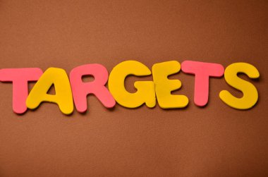 soyut arkaplanda hedef sözcük