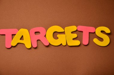 Kelime yazma hedef stratejisi. Düzlükteki yapışkan notlar kağıdına yazılmış bir hedef veya hedefe ulaşan pazarlama ve eylem konsepti