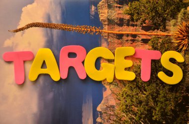 Kelime yazma hedef planı. İş fotoğrafı konsepti. Hedefiniz hedefinize ulaşmak. Renkli, buruşuk kağıt.