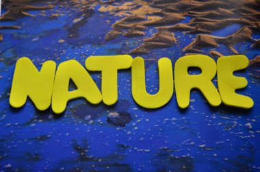 soyut bir arkaplanda doğa kelimesi