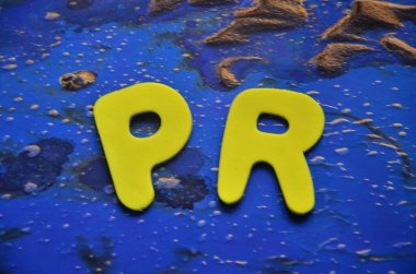 Renkli harflerden oluşan p harfi