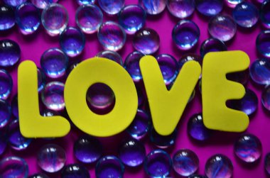 Mor arkaplanda renkli bir sözcük