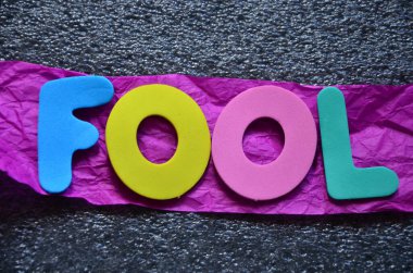 Word aptal bir renkli arka plan üzerinde