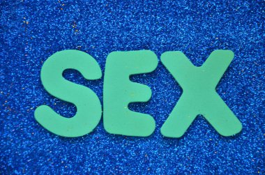 Mavi arka planda seks işareti