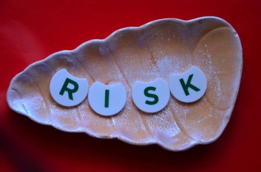 renkli bir arka plan üzerinde kelime risk