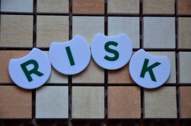 Koyu arkaplanda tahta küplerde risk metni