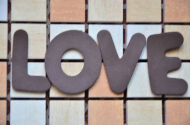 Tahta bir arka planda aşk kelimesi