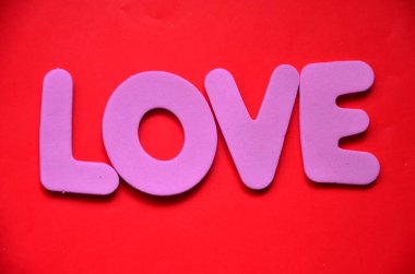 renkli bir arka plan üzerinde kelime aşk