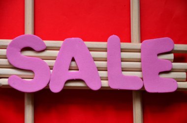 Siyah arkaplanda kırmızı-beyaz satış mektupları, satış..