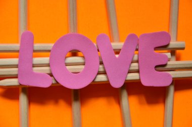 Tahta harflerle aşk kelimesi. Sevgililer Günü.