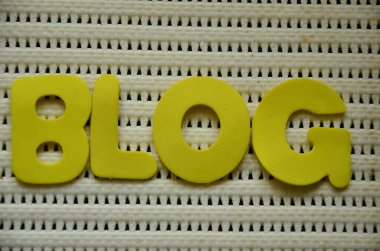 günlük sözcüğü ahşap harflerle yapılır