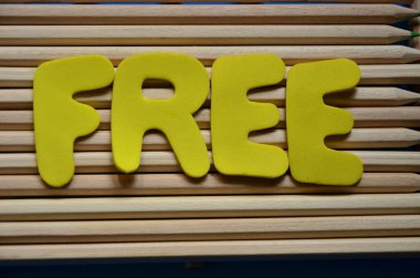 Sarı tahta küplerde ücretsiz metin