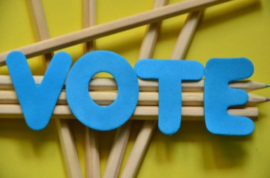 Mavi arkaplanı olan soyut renkli küplere oy verin