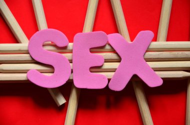 Tahta küplerde kelime seksi.