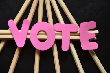 Renk arkaplanı hakkında oy veren tahta küpler