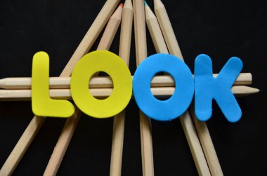 Beyaz arkaplandaki tahta harflerden yapılmış kelime.