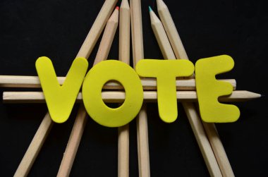 Siyah arka planı olan tahta küplere oy vermek.