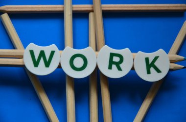 İş yerinden. Metni olan tahtadan küpler.