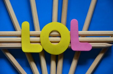 Mavi arka planda kelime deliliği olan renkli ahşap küpler..