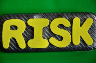 bir arka plan üzerinde kelime risk