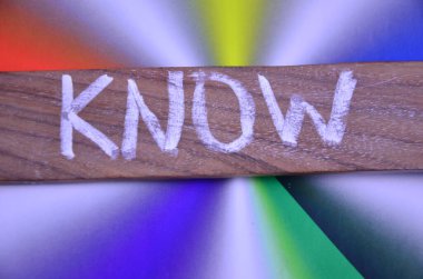 Kelime yazma metni bilir. Bilgiyi takip etmek için bilgi ya da anlayışın anlamını gösteren iş fotoğrafı