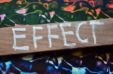 Kelime yazma etkisi. Bir iş fotoğrafında ya da bir yerde bir erkek gibi yırtılmış kağıt karton gibi bir şey vardı.