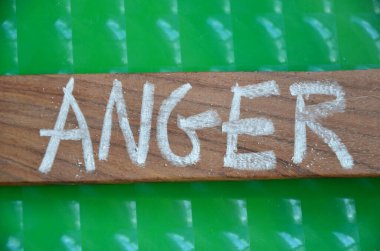 Tahta bir arka planda tahta küplerle yazılmış sözcük durdurma