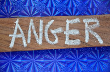 Soyut bir arkaplanda nefret kelimesi