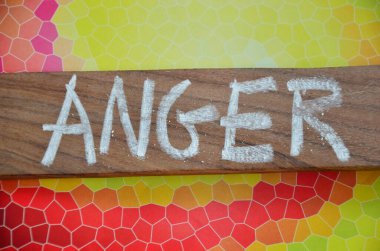 Tahta arka planda kelime nefreti olan tahta tabela.