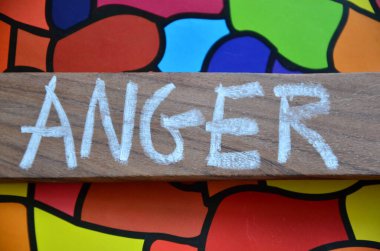 Duygularını gösteren bir işaret. Olumlu ifade etmek için kavramsal fotoğraf veya ahşap arka plandaki tahta harfler üzerine yazılmış ya da yazılmış olmak..