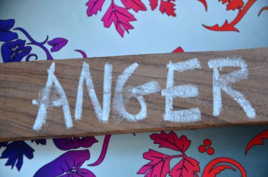 Metin yazma stresi. İş fotoğraflarında stresin durumu ve zihinsel etkiler gösteriliyor.