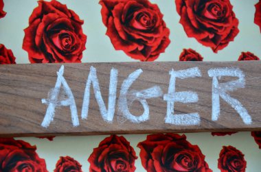 Soyut arkaplanda aşk kelimesi