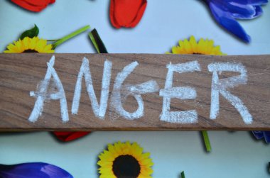 Beyaz ahşap bir yüzeyde 