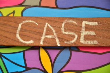 Masada renkli ahşap bir kelime var.