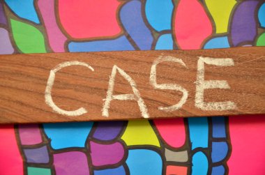 Kelime kutusu. ahşap arkaplan renkli harflerle.