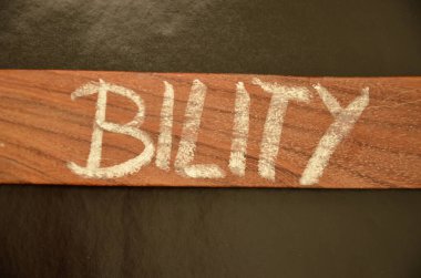 ahşap blok üzerinde yazılı kelime