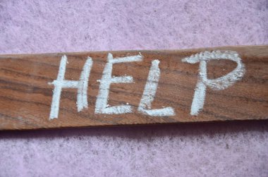 Tahta arka planda yardım sözcüğü