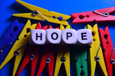 Renkli ahşap kelime umut