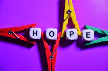 Umut kelimesi harflerle renklidir.