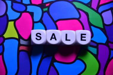 renkli arka plan üzerinde satışı işareti