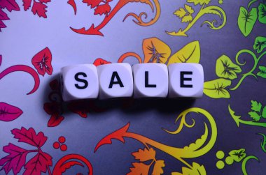 Soyut renkli bir arkaplanda satış sözcüğü.