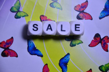 renkli bir arka plan üzerinde kelime satış